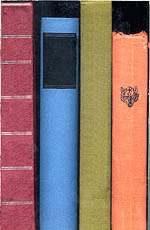 서가에 꽂힌 책