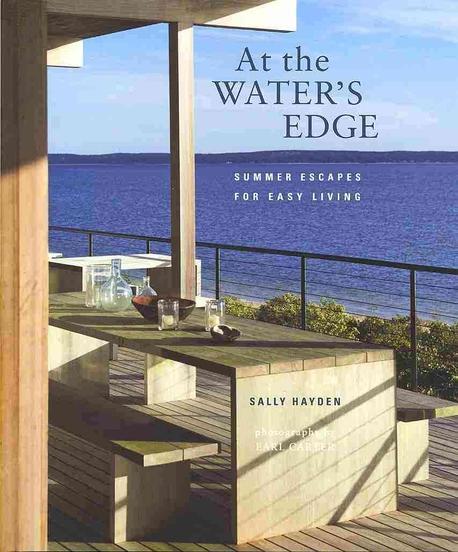 At the Water's Edge : Summer Escapes for Easy Living